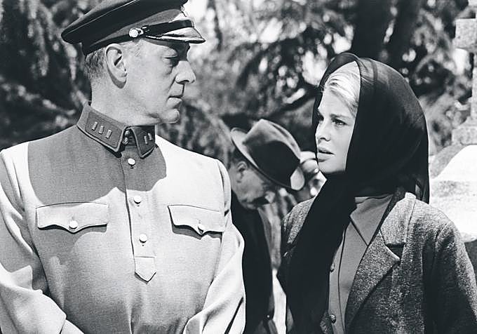 Alec Guinness y Julie Christie en la película rodada sobre todo en Madrid y Soria con nieve artificial y a menudo con mucho calor.