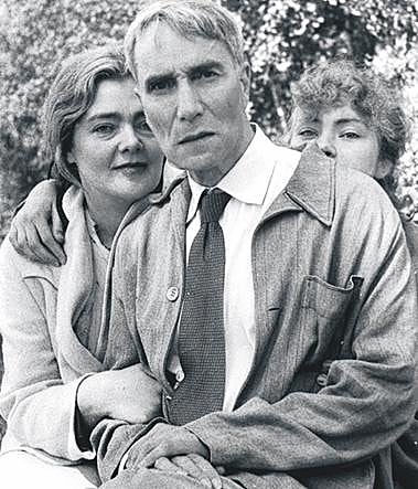 Borís Pasternak no llegó a ver la película sobre su novela, protagonizada por Omar Sharif. Aquí el escritor con Olga, su pareja, y (detrás) la hija de esta.