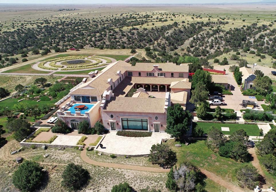Epstein compró el rancho en 1993 y mandó construir una ostentosa mansión, de más de 2400 metros cuadrados, que cuenta con un enorme salón, dos bibliotecas, un gimnasio, sala de masajes..., además de varias casas de invitados y pista de aterrizaje para helicópteros. Las imágenes son parte de los documentos que ha ido haciendo públicos el FBI en el último año.
