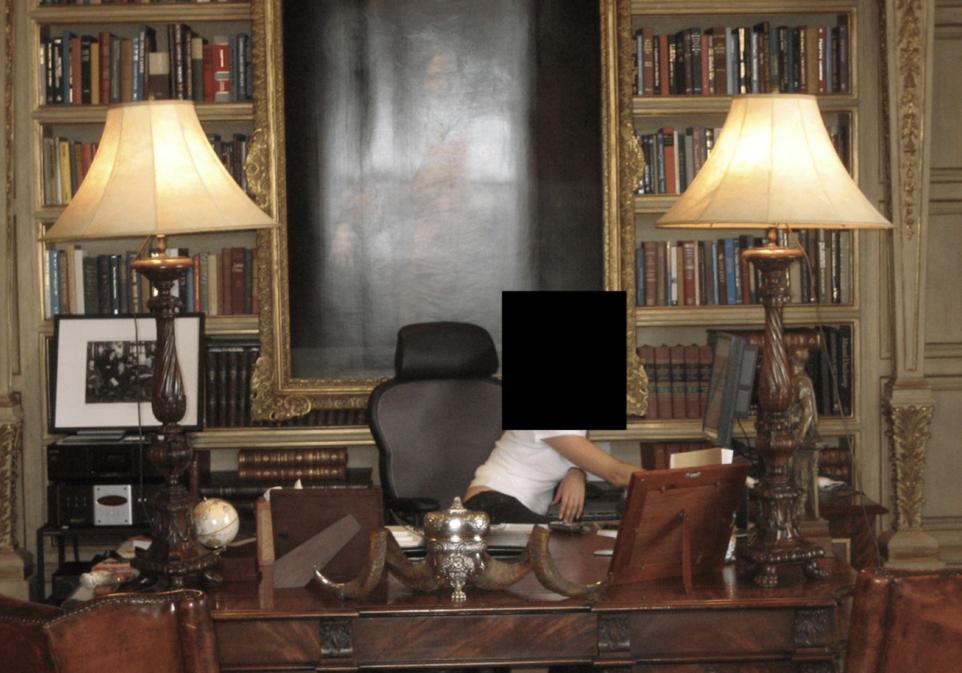 Una de las víctimas de Epstein y Maxwell en una de las bibliotecas de la mansión.