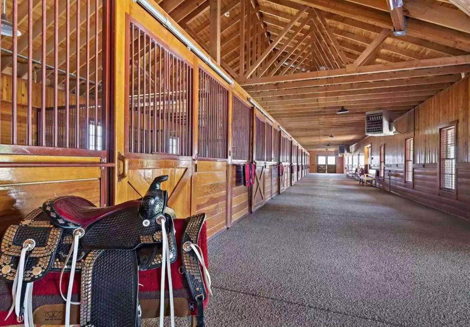 Interior de las caballerizas del rancho.