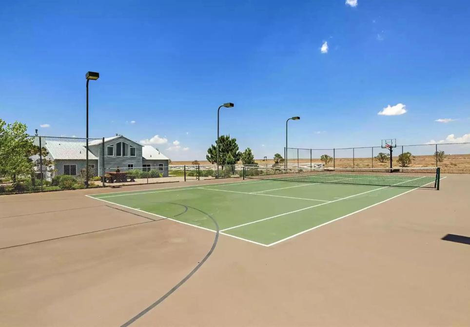 Pista de tenis del rancho. Detrás, una de las varias casas de invitados que Epstein había construido para sus visitas.