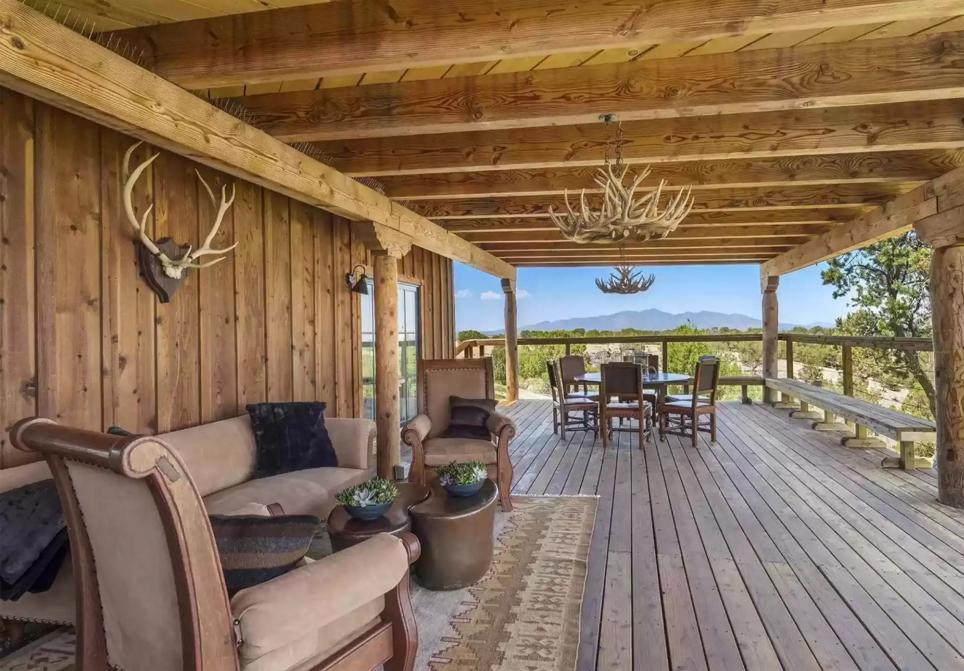 Vista del rancho desde uno de los porches de la mansión.