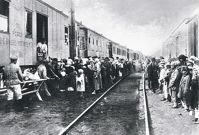 A Olga, la pareja de Pasternak, la enviaron a los campos del gulag acusada de haberlo ayudado a sacar el manuscrito de Rusia.