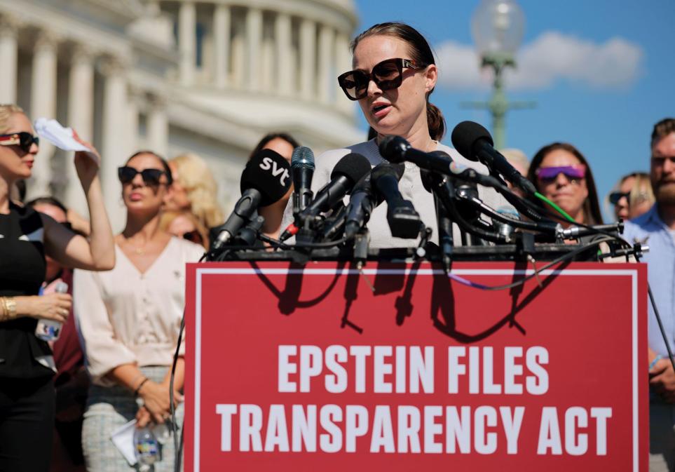 La actriz Chauntae Davies fue una de las mujeres que, en 2019, acusaron a Epstein. Davies presentó una demanda por abusos señalando que la mayoría de ellos tuvo lugar en Zorro Ranch, propiedad que Epstein pretendía convertir en una «granja de bebés».
