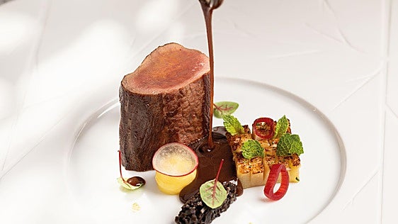 Lomo de corzo con berenjenas, ajos y menta