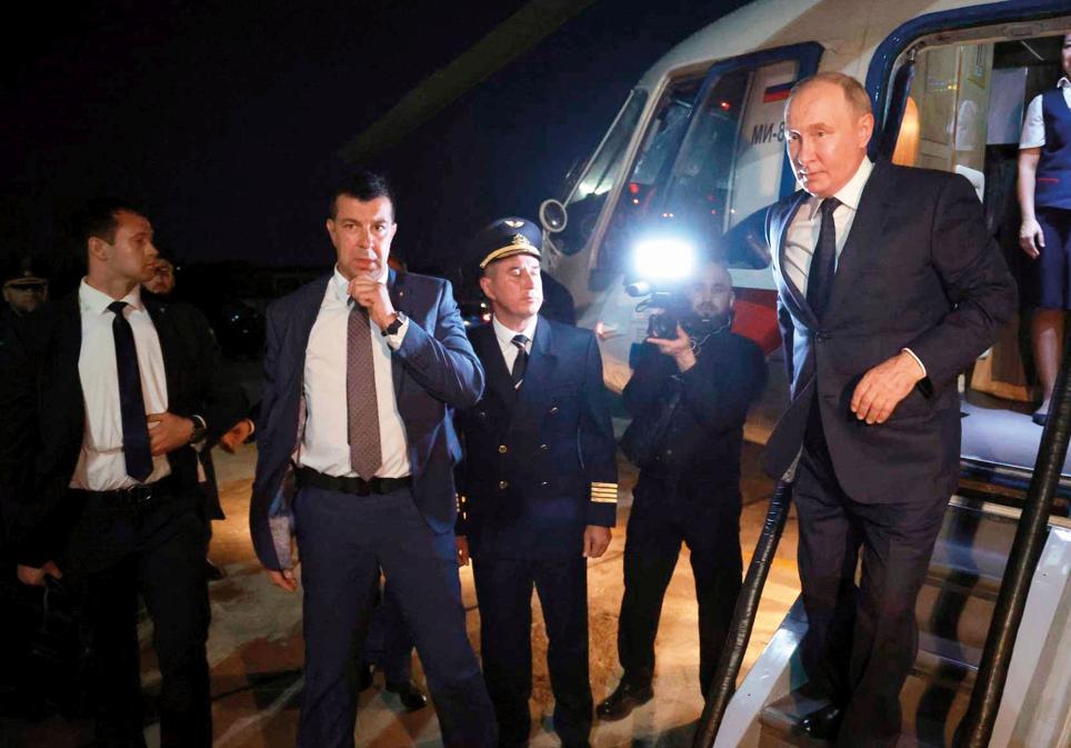 A Putin no le gustan los helicópteros, prefiere desplazarse por carretera en caravanas. Sus hombres (entrenados en tácticas de combate, expertos en armas y en defensa personal, y con una lealtad a prueba de bombas y sobornos) lo siguen por tierra, aire y mar y se bloquea cualquier dron.