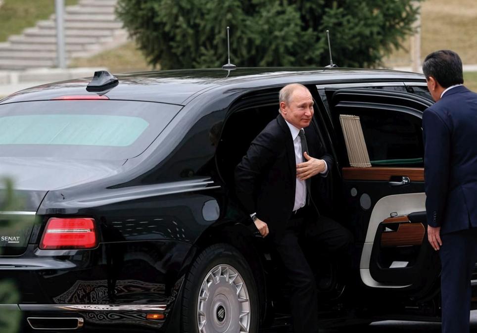La limusina presidencial de Putin, el equivalente a La Bestia que traslada al presidente de Estados Unidos, es un búnker rodante con un blindaje especialy un peso cercano a las siete toneladas.