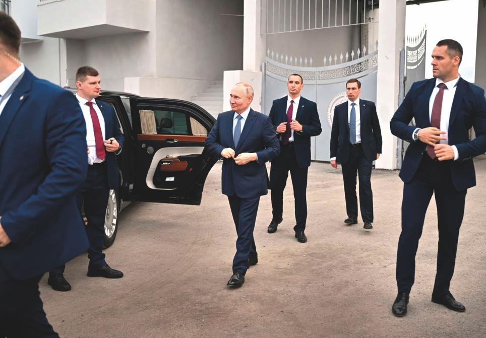 Putin, que oficialmente mide 1,70, rodeado de algunos de los guardaespaldas que lo protegen a todas horas.