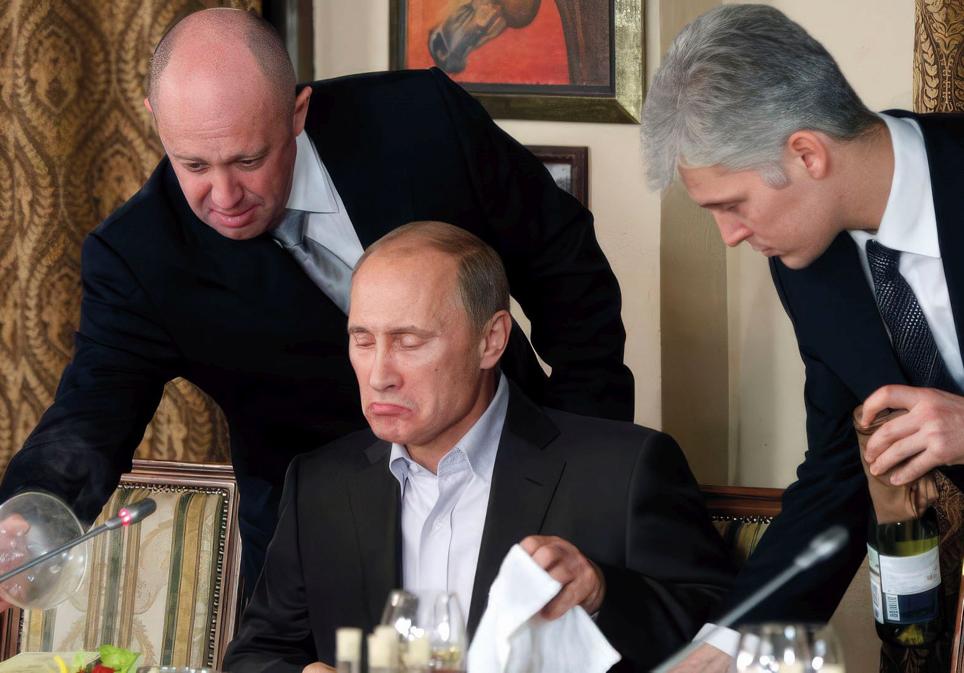 El chef más cercano a Putin fue Yevgueni Prigozhin (a su derecha), quien luego fundó el grupo de mercenarios Wagner, en un principio, al servicio del gobierno. La relación se truncó por la guerra de Ucrania. Poco después murió en un extraño accidente aéreo.
