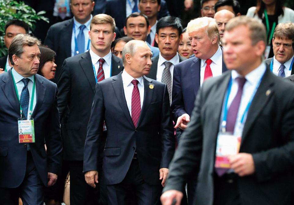 Anton Afinogenov, detrás de Putin con el ceño fruncido, es uno de los escoltas más cercanos al líder ruso. En la imagen, en una cumbre con Trump en Helsinki en 2018.