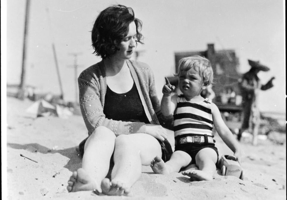 La madre de Marilyn, Gladys (aquí con ella), sufría un trastorno mental, entonces aún no diagnosticado, y la dejó al cuidado de un matrimonio ultrarreligioso desde que tenía dos semanas. Pagaba su manutención y de vez en cuando la visitaba o la llevaba a la playa. Para Marilyn era simplemente «la mujer pelirroja».