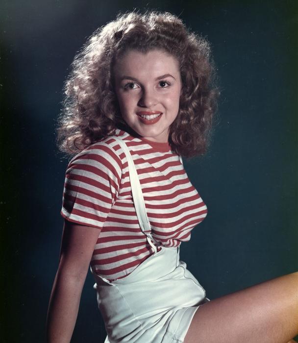 En 1945, con 19 años, todavía castaña y ya casada, un fotógrafo la descubrió en su puesto de trabajo: revisando paracaídas en una cadena de montaje. Así empezó su carrera como 'pin-up'.