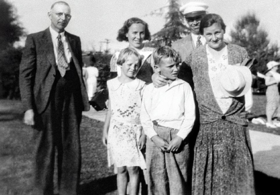 Marilyn con la familia religiosa que la acogió sus primeros 8 años de vida, Albert e Ida Bolender.