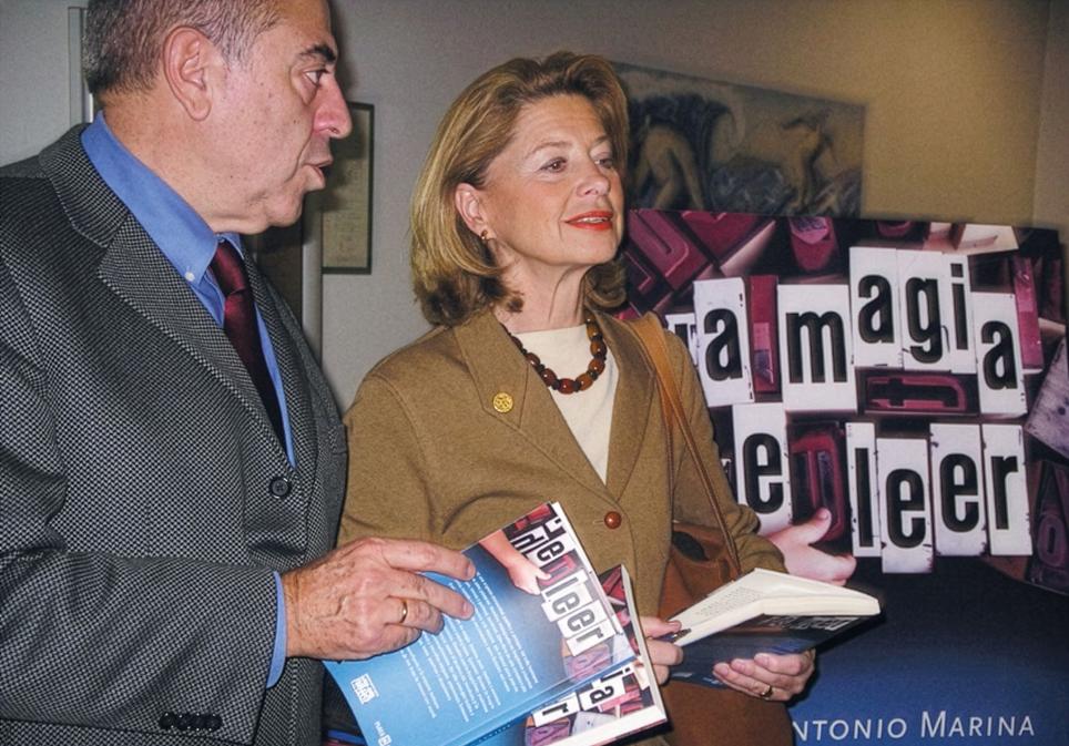 José Antonio Marina está casado con la jurista María de la Válgoma, con quien ha escrito varios libros. «He tenido suerte en la vida —cuenta—: he gozado de salud, me han querido las personas a las que yo he querido y me he dedicado a lo que me apasiona».