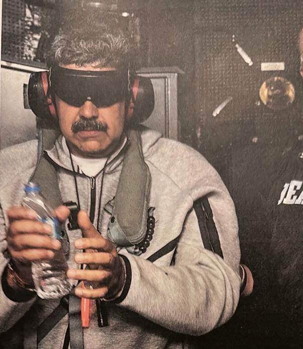 Nicolás Maduro está encarcelado en el Centro de Detención Metropolitano de Nueva York, conocido por haber albergado a algunos personajes famosos como el cantante Sean John Combs, el narco Chapo Guzmán o a Ghislaine Maxwell, cómplice de Jeffrey Epstein. El hijo de Maduro cuenta que ahora su padre comparte celda con 18 presos y lee mucho la Biblia.