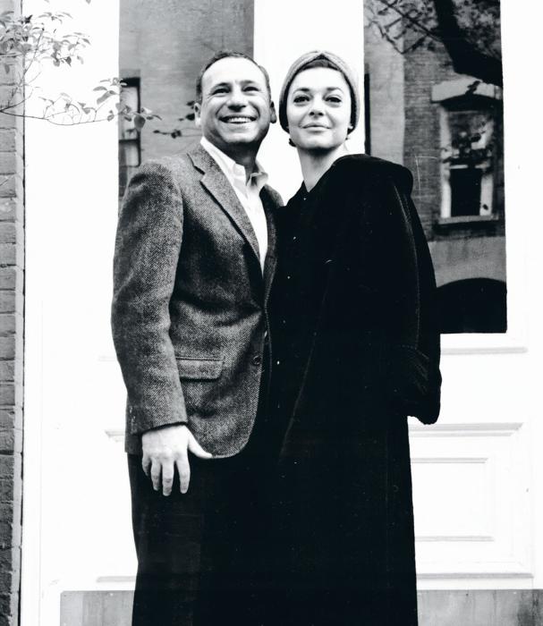 Brooks se enamoró de Anne Bancroft tras verla actuar en Broadway y la persiguió durante días. La actriz de 'El graduado' fue el amor de su vida. Estuvieron casados 41 años y tuvieron un hijo, Max.