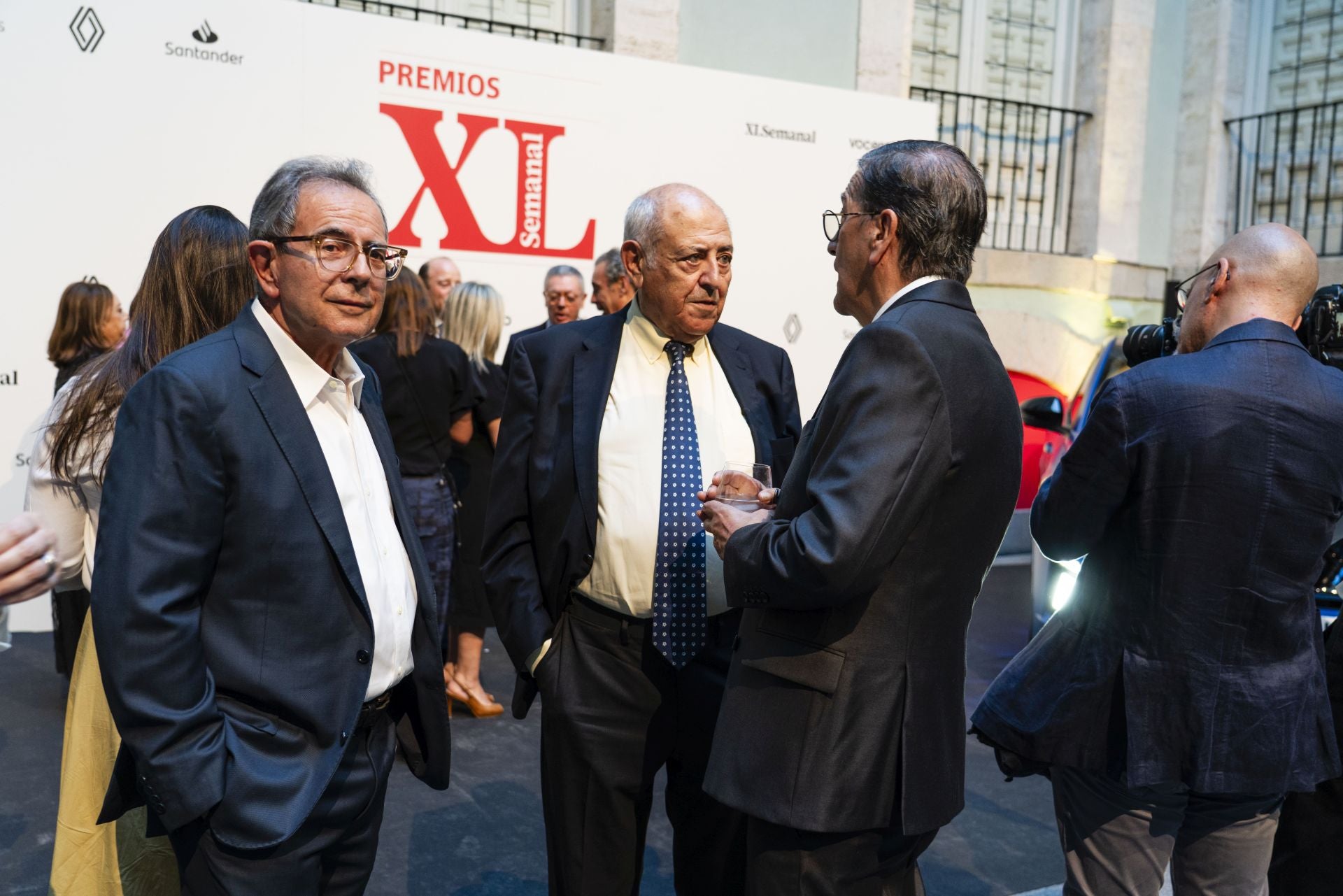 Avelino Corma y José Antonio Marina conversan con Enrique Ybarra, consejero de Vocento.