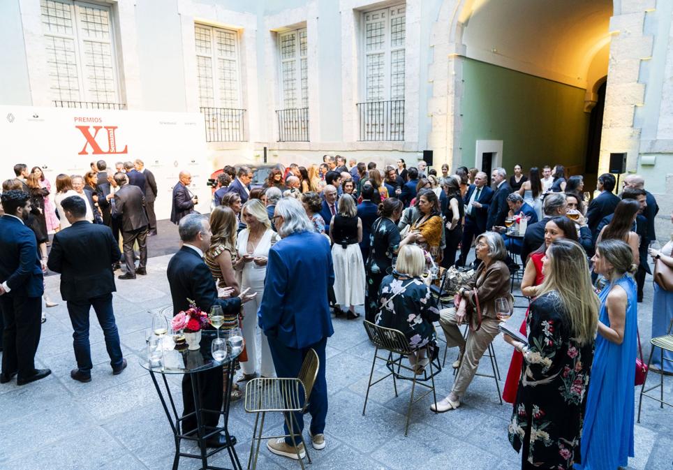 Los invitados disfrutaron de un cóctel en el patio de la Real Academia de Bellas Artes de San Fernando.