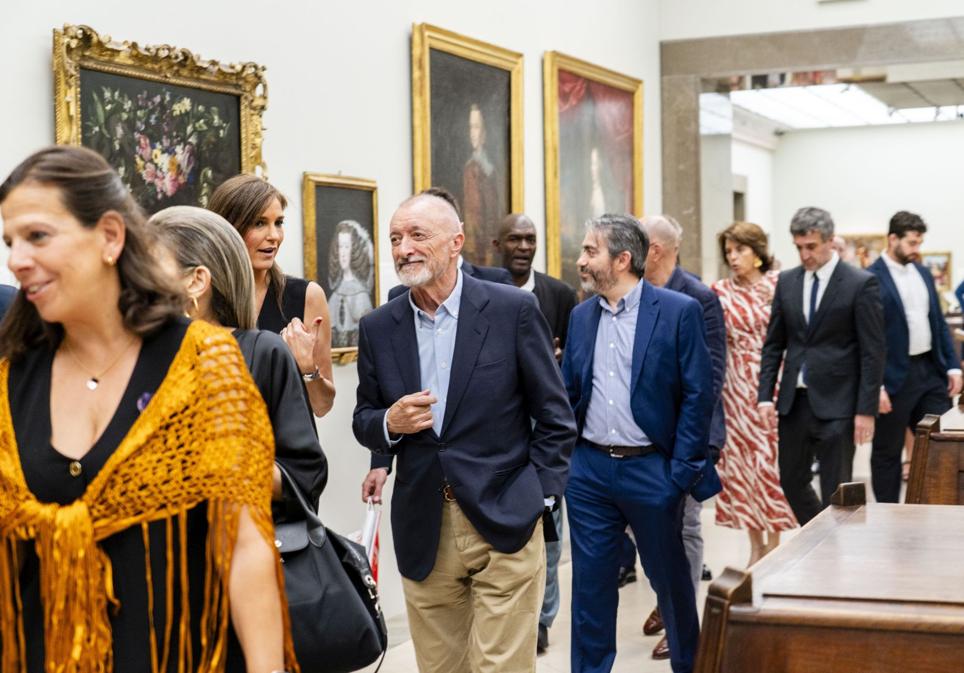 Arturo Pérez-Reverte, escritor y columnista de XLSemanal, camino del salón de actos de la Real Academia de Bellas Artes de San Fernando.