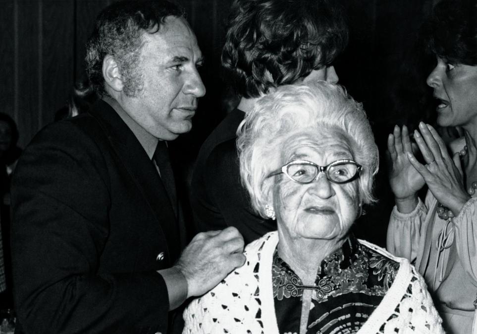 Brooks adoraba a su madre, Kate Brookman. Nacida en la Ucrania zarista, enviudó en 1929 con cuatro hijos.