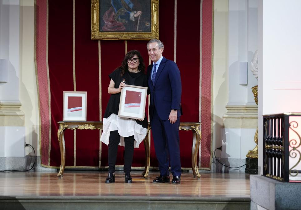 Manuel Mirat, CEO de Vocento, entregó el galardón, una obra de Rafael Canogar, a Isabel Coixet.