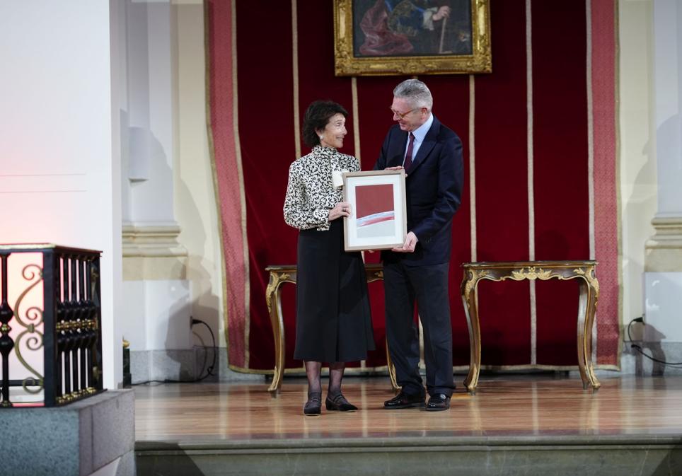Paloma O´Shea recibió el premio de manos de Alberto Ruiz-Gallardón, vicepresidente de la Fundación Albéniz.