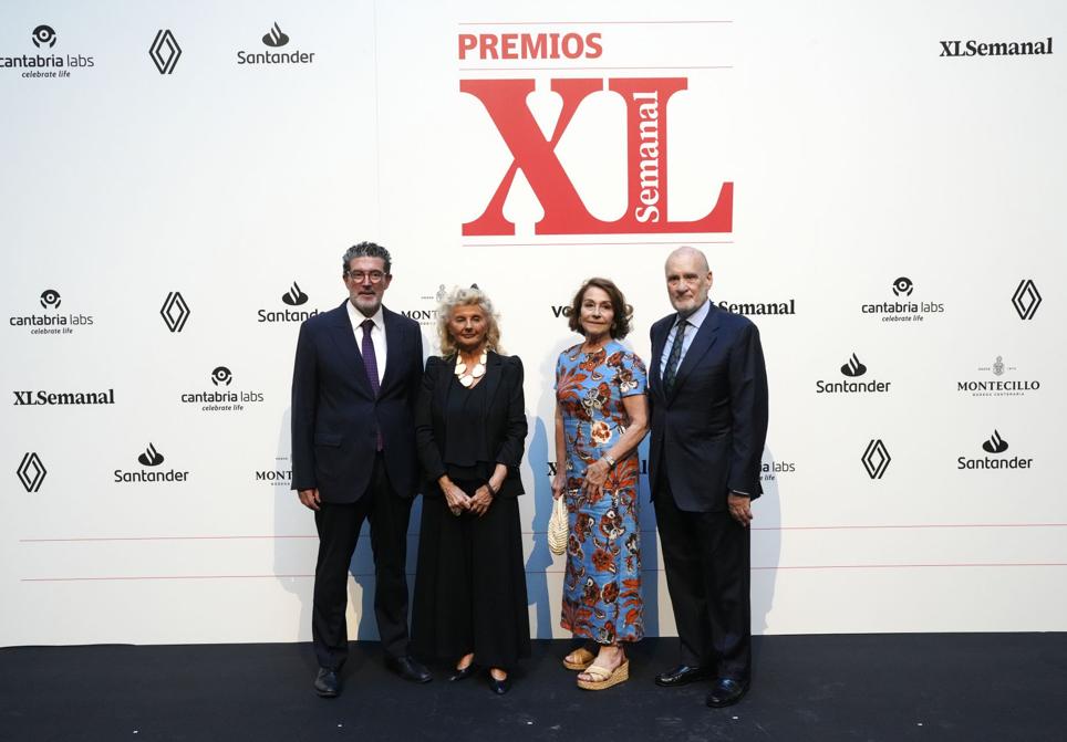 Julián Quirós, director de ABC, Isabel Tocino, exministra de Medio Ambiente, Pepa Plaza y su marido, Mariano Linares.