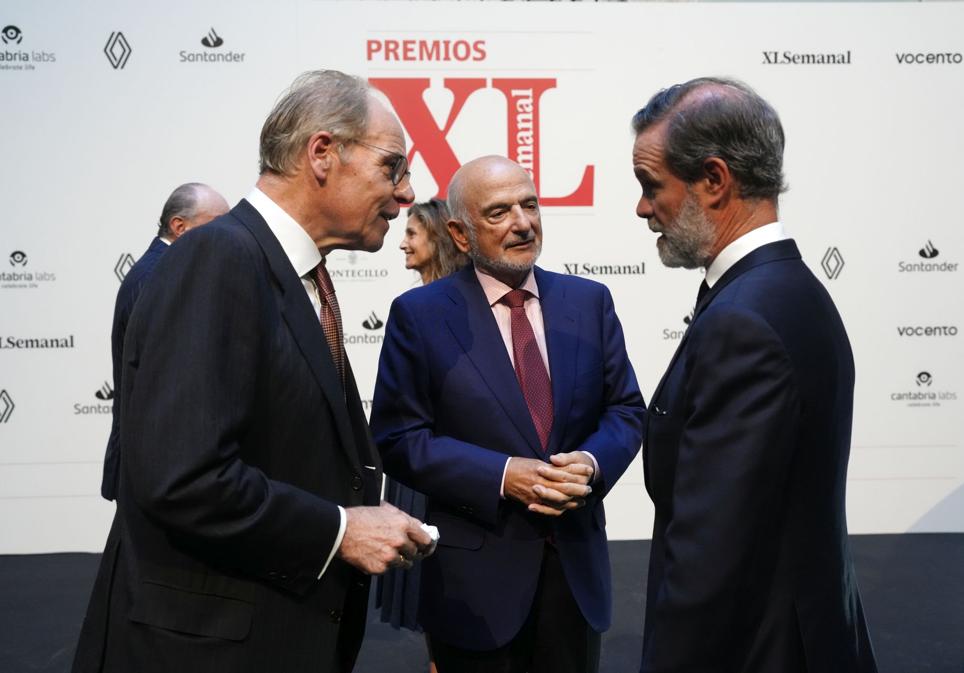 Ignacio Eyriès, presidente de Vocento, conversa con Jaime Castellanos y Juan Ignacio Entrecanales, vicepresidente ejecutivo de Acciona.