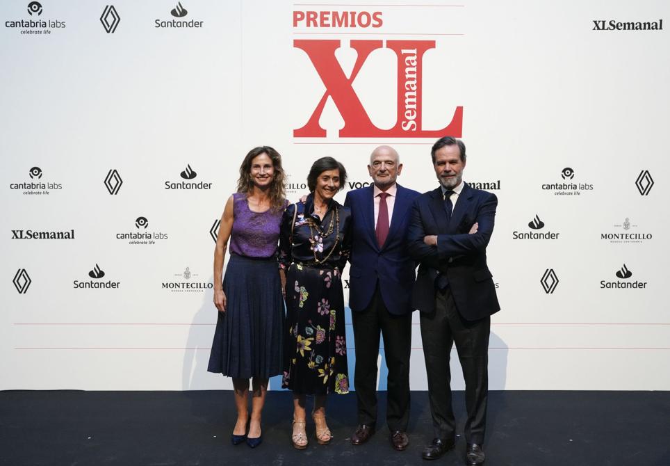 María de la Peña Fernández-Nespral, colaboradora de XLSemanal; junto a la hermana de la galardonada, Patricia O'Shea, Jaime Castellanos y Juan Ignacio Entrecanales.