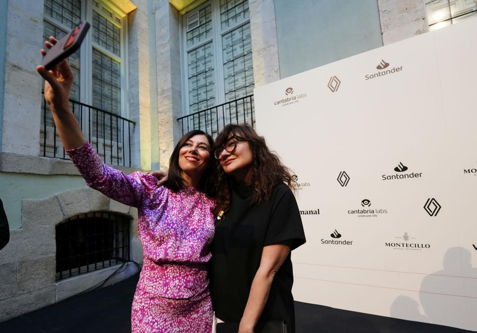 Isabel Coixet y Susana Rodríguez, de Cantabria Labs, haciéndose un selfie.