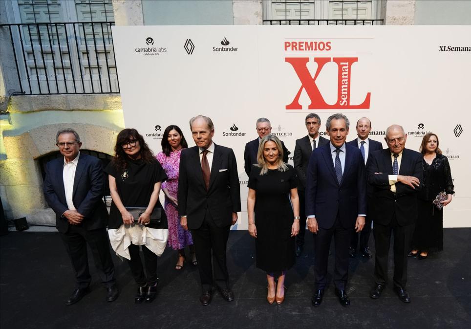 Los premiados con la ministra de Educación, Formación Profesional y Deporte; el presidente y el CEO de Vocento, la directora de XLSemanal y quienes entregaron los galardones: Juan Manuel Cendoya, director general de Comunicación, Marketing Corporativo y Estudios del Banco Santander, Fernando Belzunce, presidente del jurado de los premios, Alberto Ruiz-Gallardón y Susana Rodríguez.