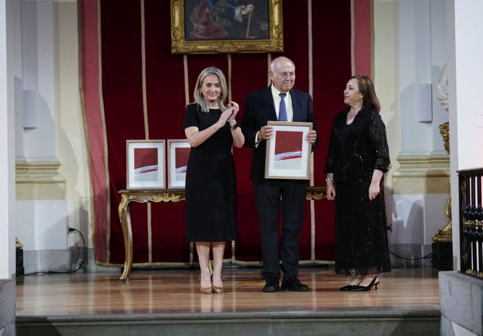 La ministra de Educación, Milagros Tolón, entregó el premio (creado por Canogar para XLSemanal) al filósofo y pedagogo José Antonio Marina, junto a la directora de XLSemanal, Mar Domínguez.