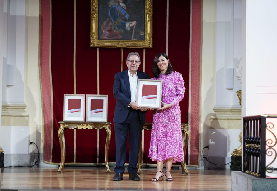 La consejera y presidenta de la Comisión de Innovación y Ciencia de Cantabria Labs, Susana Rodríguez Navarro, entregó a Avelino Corma el Premio XLSemanal 2026 de Ciencia e Innovación.