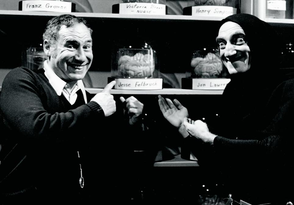 Visto por la crítica como excesivo y disparatado, Brooks borró ese prejuicio con 'El jovencito Frankenstein' (1974), un homenaje al terror clásico que probó su versatilidad como director. La cinta recaudó 86 millones.