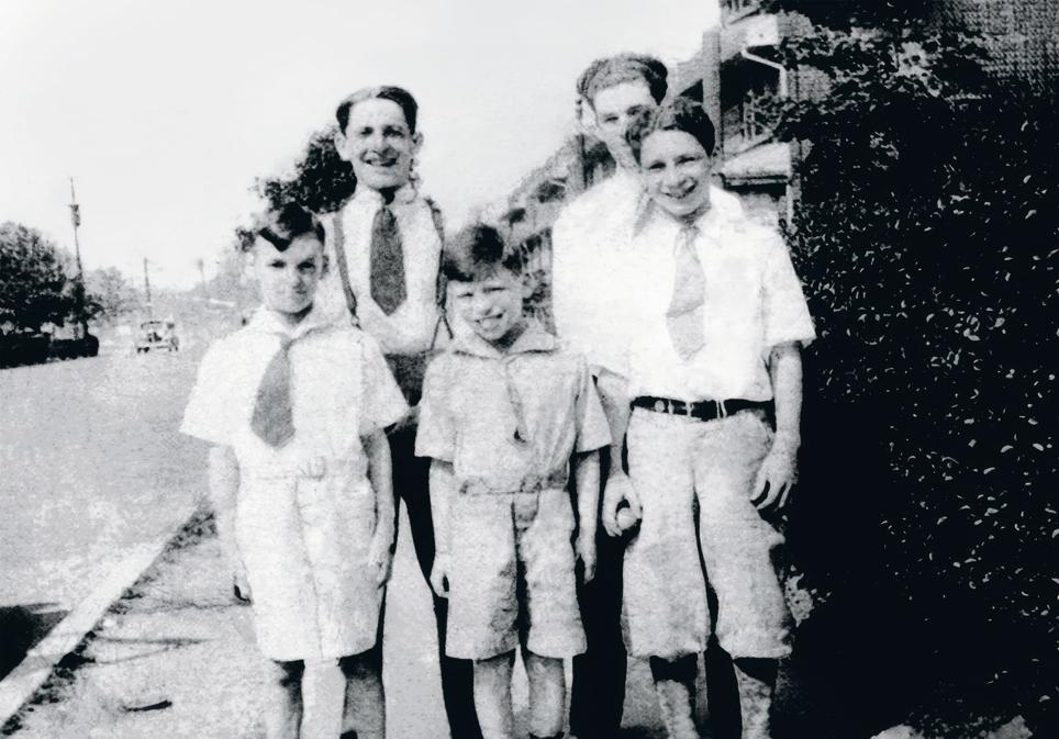 Brooks se crio en un barrio judío de Nueva York. Aquí lo vemos a los 8 años (centro), con sus tres hermanos y un primo.