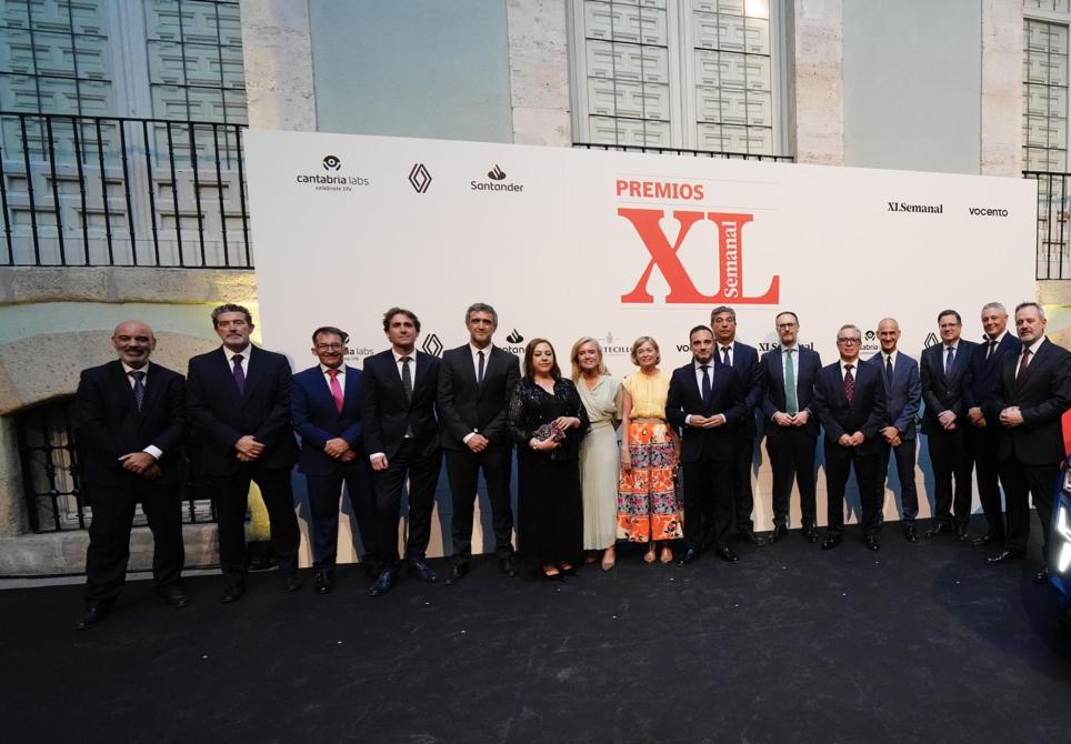 El Jurado de los premios XL Semanal. De izda a dcha.:Francisco Suárez, director de Canarias 7; Julián Quirós, director de ABC; Ángel González, exdirector de El Comercio; David Taberna, director de El Diario Vasco; Fernando Belzunce, director general Editorial de Vocento y presidente del jurado; Mar Domínguez, directora de XLSemanal y la agencia Colpisa; Leticia Álvarez, directora de El Comercio; Teresa Cobo, directora de La Rioja; Quico Chirino, director de IDEAL; Javier Recio, director de SUR; Víctor Rodríguez, director de La Verdad; Óscar Villasante, director de El Correo; Jesús Trelis, director de Las Provincias; José Orantos, director de HOY; Alberto García Reyes, director de ABC de Sevilla; Ángel Ortiz, director de El Norte de Castilla.
