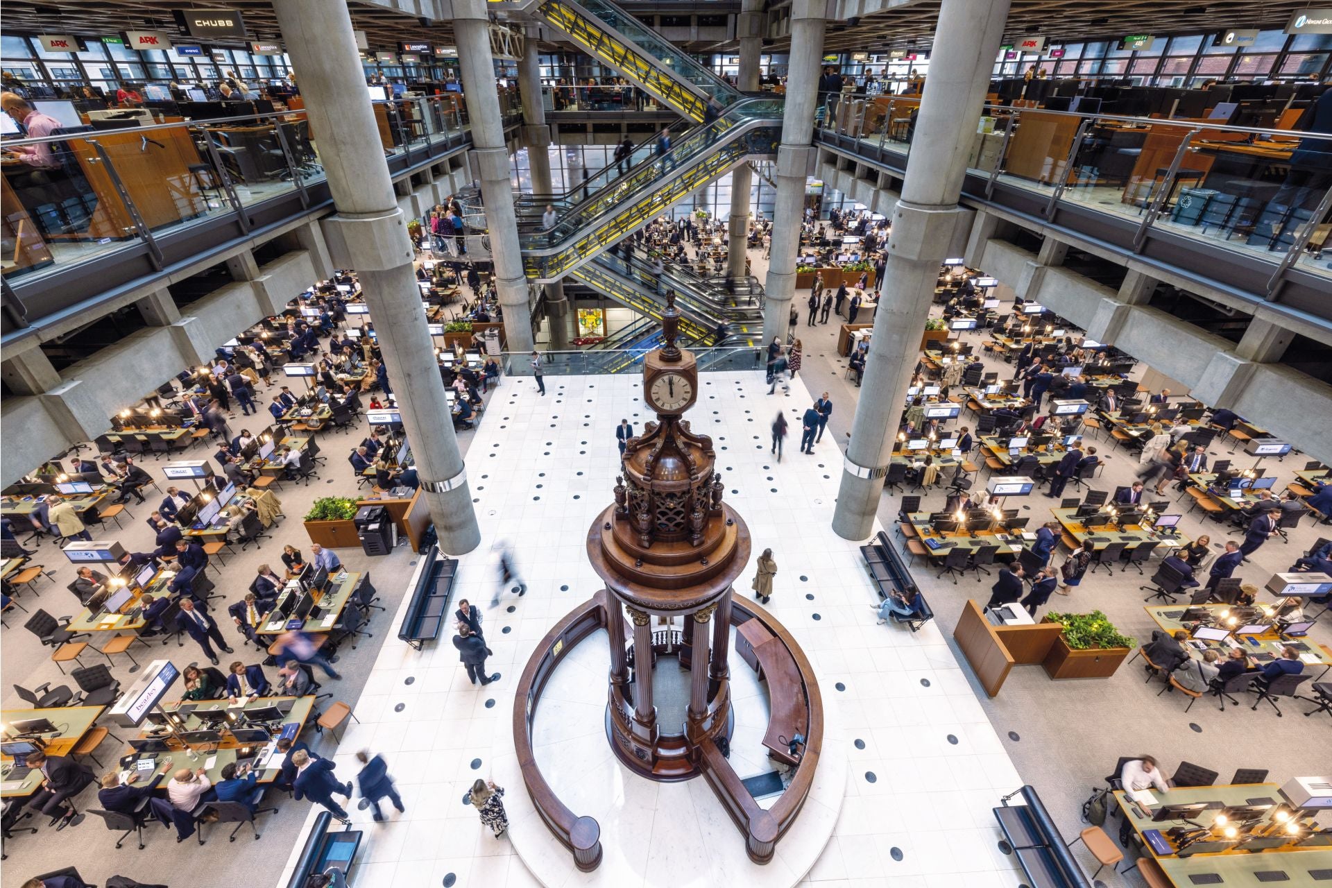 Interior del Edificio Lloyd's con el reloj y la campana (bajo el reloj) que recuerda la larga historia de la institución. La campana era de un buque, asegurado por Lloyd's, que se hundió frente a las costas holandesas en 1799.