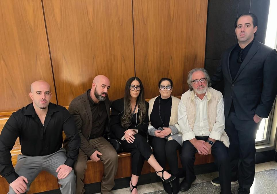 Los hermanos Cascio con sus padres en enero de 2026, cuando comparecieron ante un tribunal de Beverly Hills para impugnar un supuesto acuerdo privado con los gestores del patrimonio de Jackson para silenciar el abuso sexual infantil.
