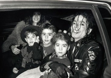 Tres de los cinco hermanos Cascio y su madre acompañan a Jackson en una limusina en Nueva York.