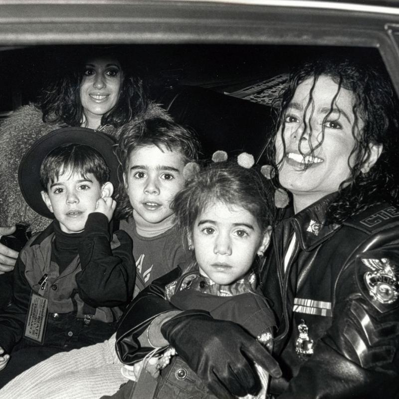 Tres de los cinco hermanos Cascio y su madre acompañan a Jackson en una limusina en Nueva York el 14 de febrero de 1992, durante la gira de 'Dangerous'.