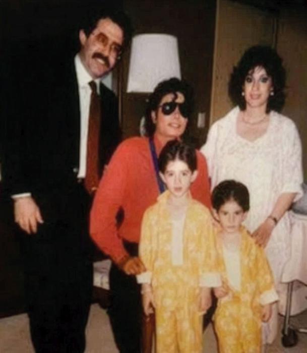 El cantante con los niños, en pijama, y sus padres, en una de las noches en que Jackson se presentaba sin previo aviso, como sorpresa, en el domicilio de la familia.
