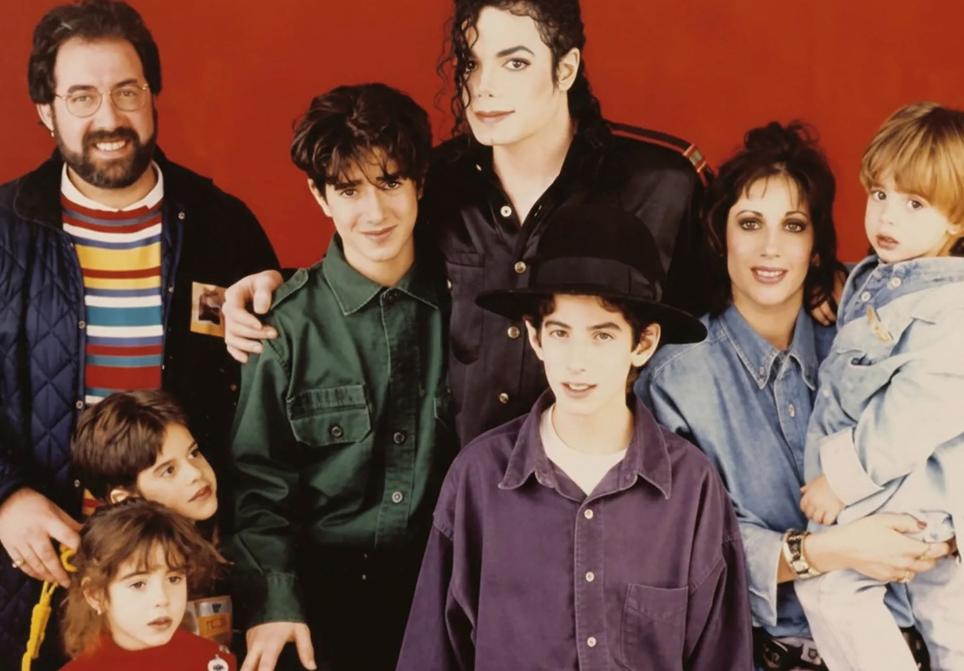 Los padres y hermanos Cascio durante los años noventa con Michael Jackson. De cada hermano, dicen, abusó en una etapa diferente y, entre el miedo y la fascinación, no se lo contaron entre ellos.
