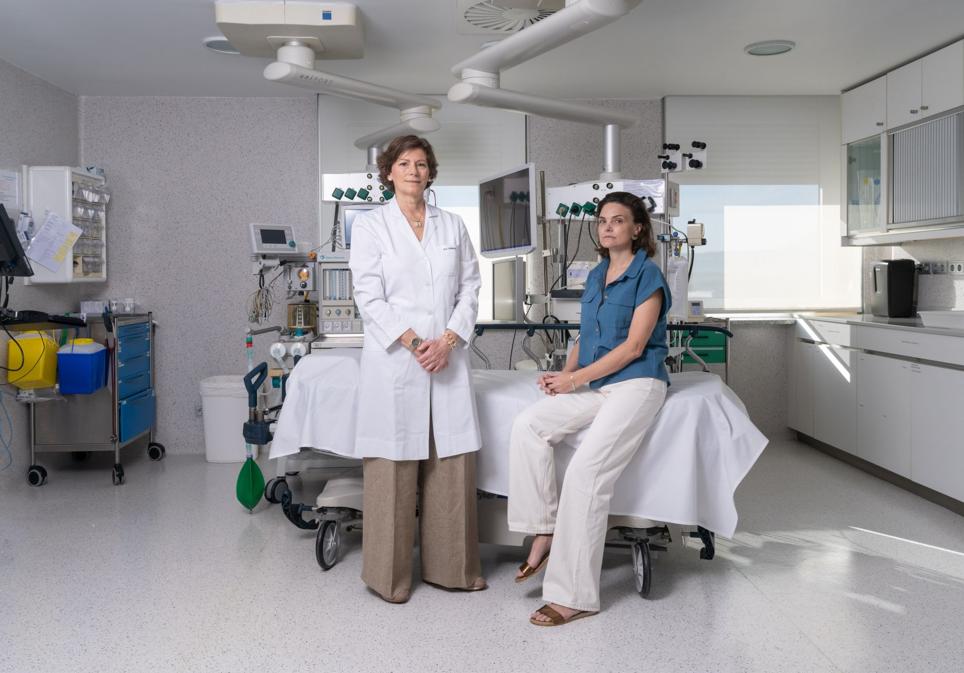 Patricia Fanlo, de 46 años, a quien se le ha practicado una gastrectomía preventiva, y la doctora que le descubrió el gen y la trata, Maite Herráiz, directora del Departamento de Digestivo de la Clínica de Navarra, en Pamplona.