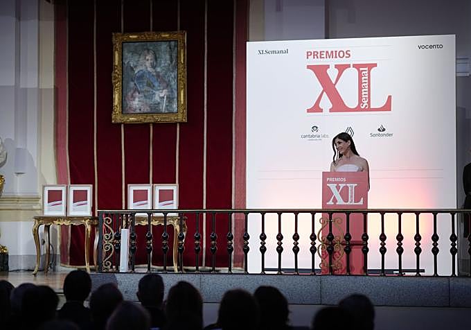 La escritora Espido Freire presentó la ceremonia de entrega de los premios en el salón de actos de la Academia de Bellas Artes. A la izquierda, los galardones creados por el artista Rafael Canogar en exclusiva para esta edición.