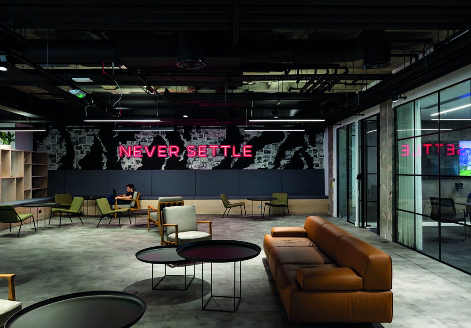 En la sede de Revolut son omnipresentes tres grandes lemas. Para su CEO, «Never settle» ('Nunca te conformes'), «Get it done» ('Hazlo') y «Think deeper» ('Profundiza') no son frases decorativas, sino principios operativos para sus empleados.