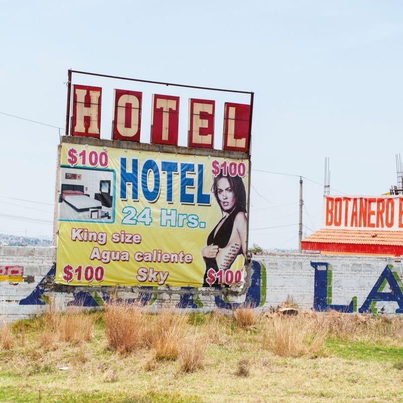 Un anuncio en la entrada de Tenancingo. En México hay más de 130.000 personas desaparecidas; la mayoría, mujeres. Cada día, una media de diez mujeres y niñas son asesinadas.