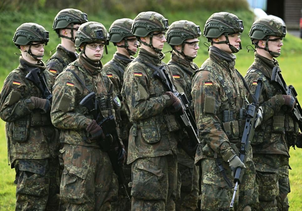 España quitó el servicio militar obligatorio en 2001. Francia, en 1996; Alemania, en 2011... Llamar a filas a generaciones enteras parecía pasado. Pero en Alemania, conservadores y socialistas están de acuerdo en recuperarlo. En la foto, una exhibición de reclutas para los medios en noviembre.