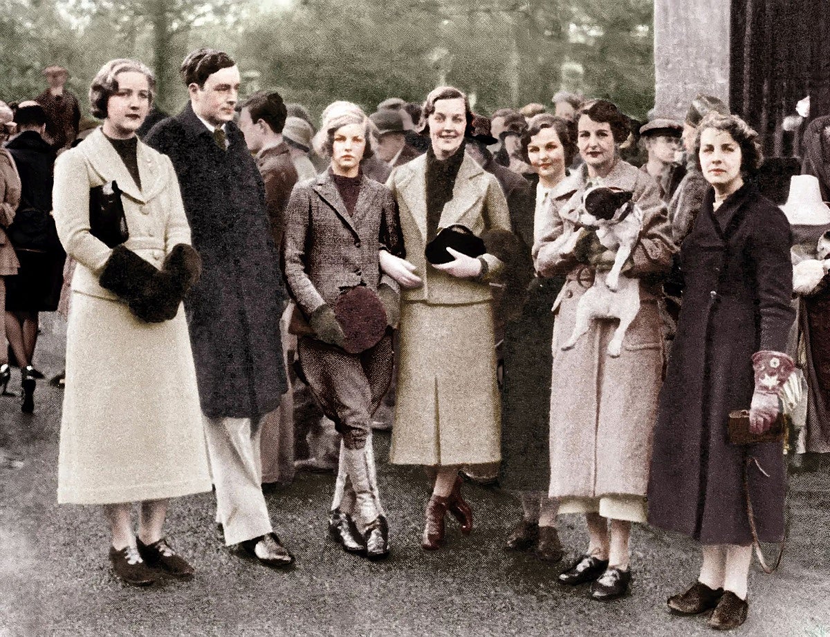 Los siete hermanos Mitford en 1935. De izquierda a derecha: Unity, Tom (fallecido en la Segunda Guerra Mundial), Deborah, Diana, Jessica, Nancy y Pamela.