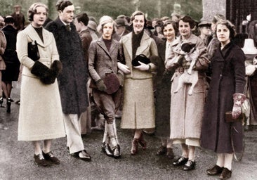 Los siete hermanos Mitford en 1935. De izquierda a derecha: Unity, Tom (fallecido en la Segunda Guerra Mundial), Deborah, Diana, Jessica, Nancy y Pamela.